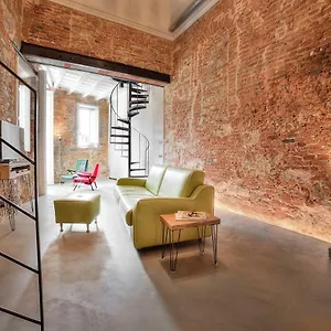 https://stone-walls-deluxe-florence.it-tuscanyhotel.com